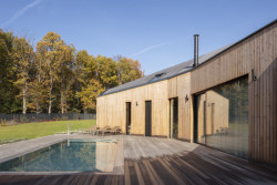 Rodinný dům na Pardubicku, Kvalitář: Novostavbu v blízkosti Hradce Králové navrhli jako dřevostavbu ze zateplených panelů, které stojí na železobetonových deskách