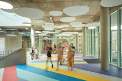 Otevřené a prosvětlené prostory, kde je s barvami pracováno chytře. (ZŠ bratří Fričů v Ondřejově; ATELIER 6)