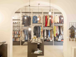 Bylo třeba aby interiér byl trvanlivý a bylo možné vystavit hodně zboží. (Interiér dobročinného obchodu Nadace Veronica; studenti FA VUT)