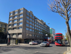 Brutalistický koráb v povětšinou tradiční zástavbě.