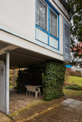 Pod jeho pravou částí se tak dá projít, dnes je tam posezení, prosotor zútulňuje břečťan.