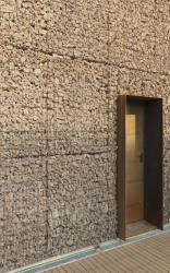 Šest řadovek ve starobyle stodole v Sesto San Giovanni