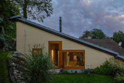 Přístavba přirozeně sedí ve svahu.