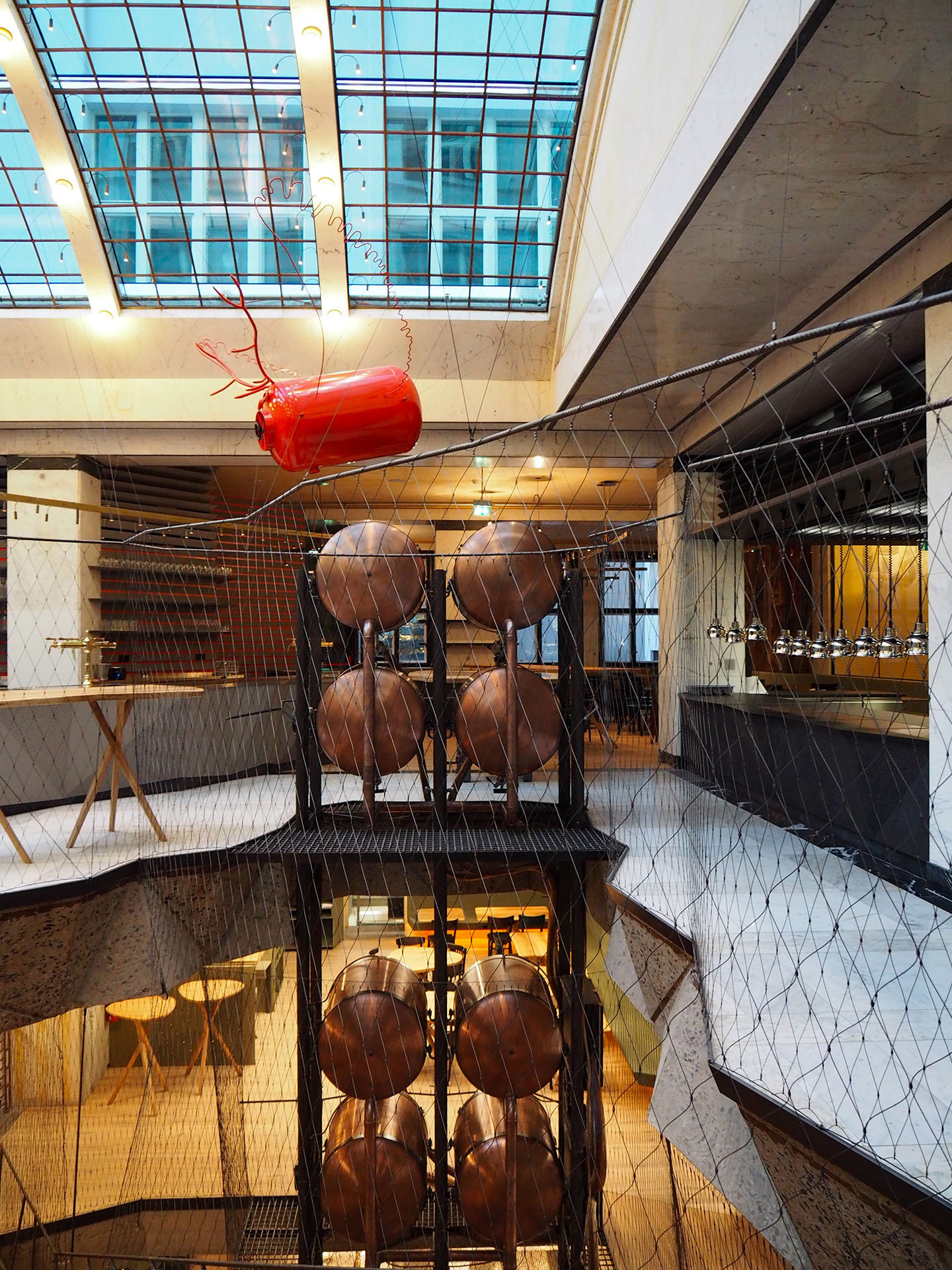 Moderní část Paláce Špork sloužila ve 20. letech 20. století jako hala Anglobanky. Dnes je tu zřejmě největší resturace v Praze - Červený jelen s téměř sedmi sty místy. Design interiéru vytvořil architekt Stanislav Fiala. 