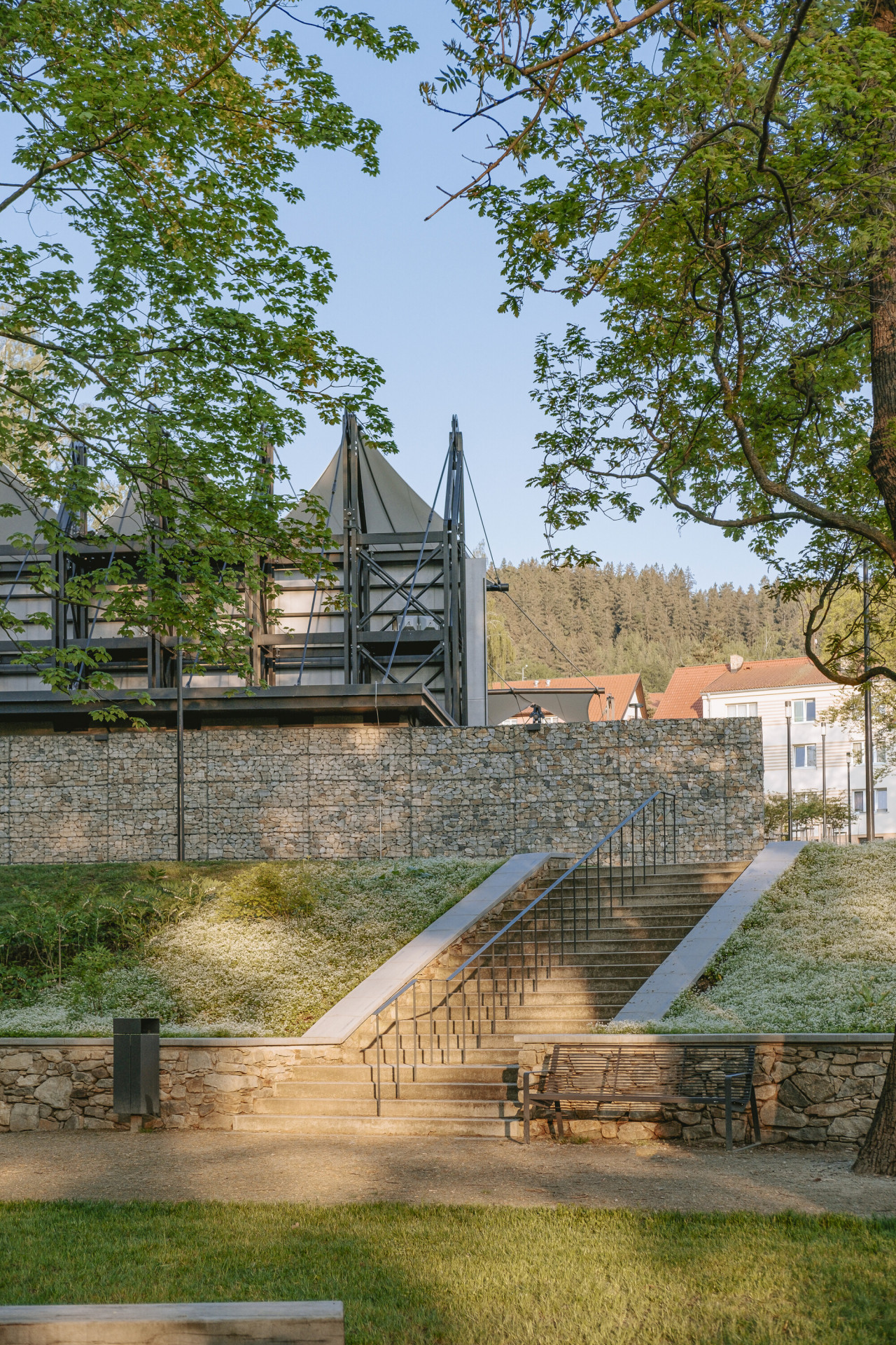 Novou podobu mají i svažité partie. V pozadí upravené letní kino. (Štěpánčin park v Prachaticích, M2AU, Grupeto)