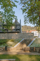 Novou podobu mají i svažité partie. V pozadí upravené letní kino. (Štěpánčin park v Prachaticích, M2AU, Grupeto)