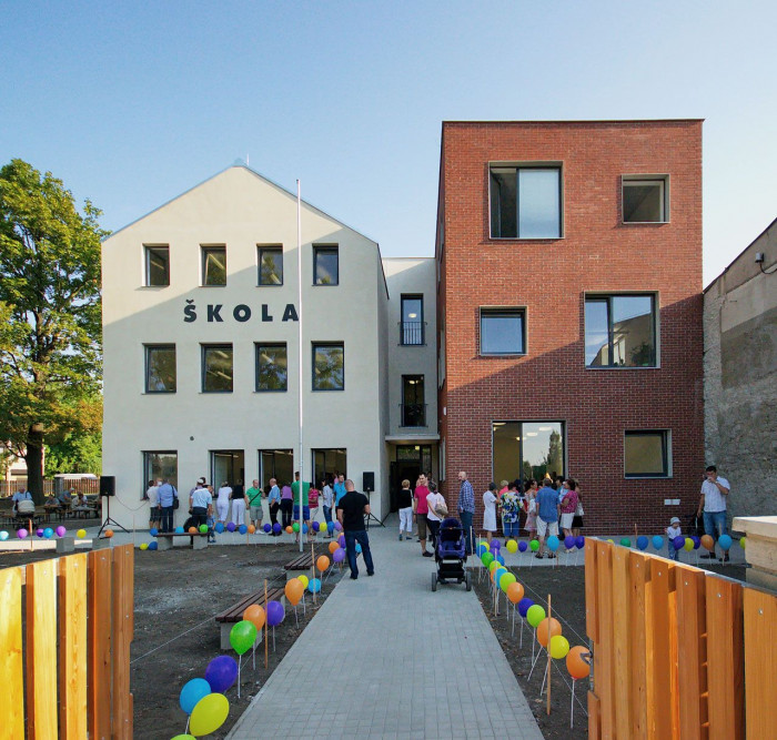 Architekt Ondřej Tuček, Přístavba a rekonstrukce obecní školy Hovorčovice – foto