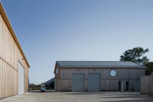 Zázemí údržby golfového rezortu v Ostravici pod Lysou horou od PAPOUSEK & SILHAN ARCHITECTS