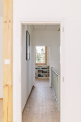 Chata Skelná Huť, re:architekti: Celá chata, a především její interiér vyniká tradičním řemeslným zpracováním.