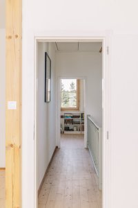 Chata Skelná Huť, re:architekti: Celá chata, a především její interiér vyniká tradičním řemeslným zpracováním.