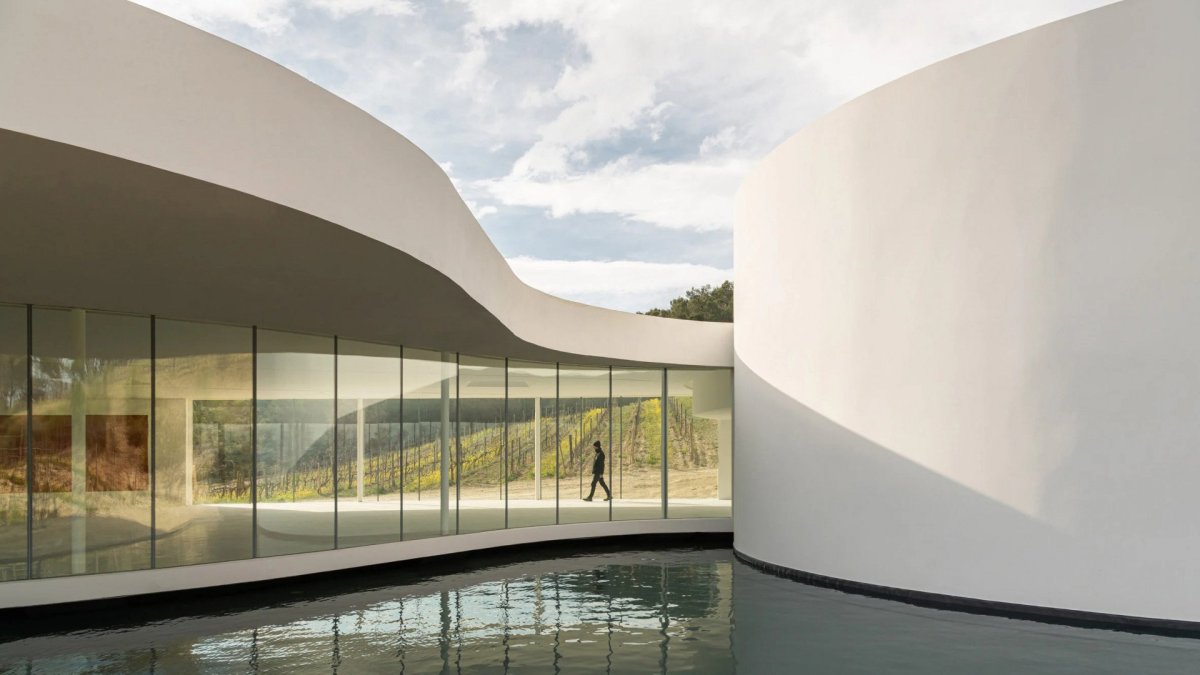 Pavilon podle návrhu Oscara Niemeyera v Provence