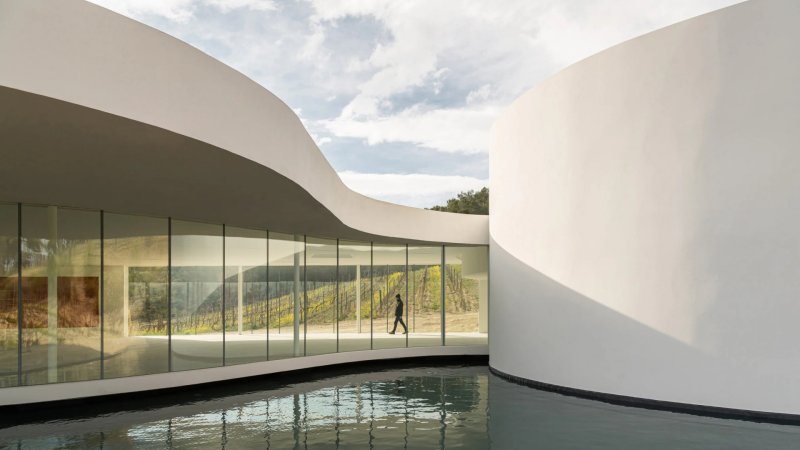 Pavilon podle návrhu Oscara Niemeyera v Provence