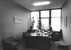 Původně měly ateliéry sídlit spolu s Útvarem hlavního architekta na předpolí Hlávkova mostu, zhruba v místě Vltavské filharmonie. Pak se projekt upravil pro Emauzy. Zde byla už od 2. světové války zanedbaná vnitřní periferie.