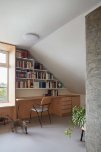 V obývacím pokoji si vypijete čaj v obklopení soch, které jsou ve skutečnosti komíny. Autor je vnímá je jako hlavní dominantu bytu. (Rekonstrukce podkrovního bytu, Matěj Šebek)