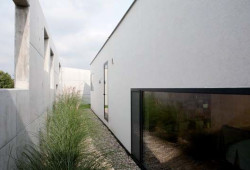 n/a, Dom LJM, západní stěna láme silné světlo a vytváří úzkou štěrkovou zahradu - foto