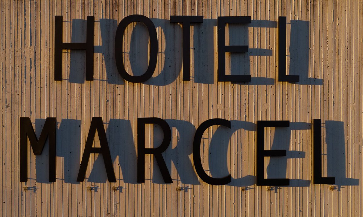 Administrativní brutalistickou budovu v americkém New Haven proměnili architekti ze studia Becker + Becker na luxusní hotel Marcel