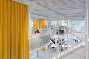 Studenti i učitelé můžou libovolně přestavovat a inscenovat vnitřní dispozici pomocí závěsů a lehkých příček.