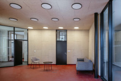 Heraklit v komunitním centru plní roli izolace - zvukové i tepelné. (Komunitní centrum ve Strakonicích, Ateliér VAS)