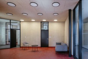 Heraklit v komunitním centru plní roli izolace - zvukové i tepelné. (Komunitní centrum ve Strakonicích, Ateliér VAS)