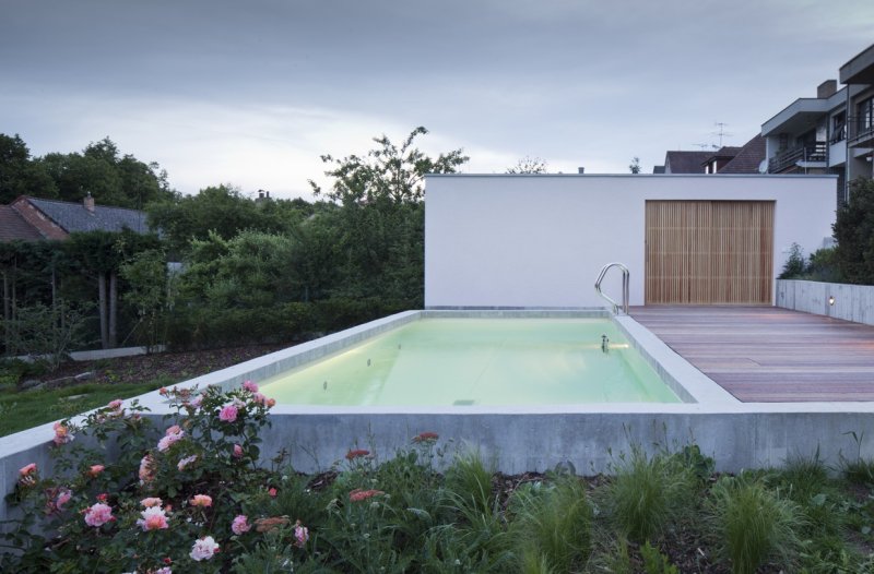 Rodinný dům Benešov, zahradní domek s bazénem, Holiš + Šochová architekti