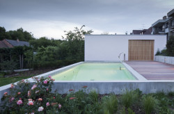 Rodinný dům Benešov, zahradní domek s bazénem, Holiš + Šochová architekti