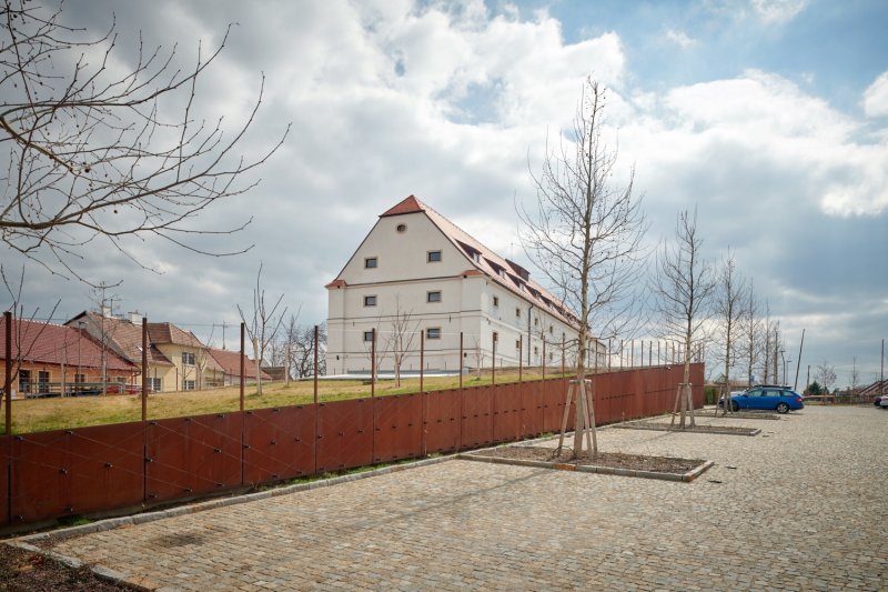 Transformace barokní sýpky ve Velkých Pavlovicích na hotel Lotrinský, EA architekti