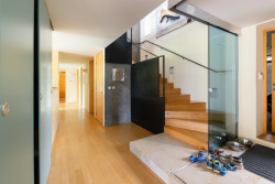 Interiér zůstal dodnes prakticky beze změn, co se týče dekorací, odráží uměleckou vášeň pana majitele