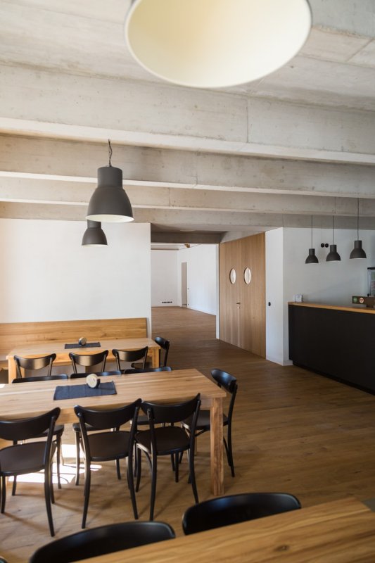 Rekonstrukce hospody se sálem v Máslovicích od bod architekti