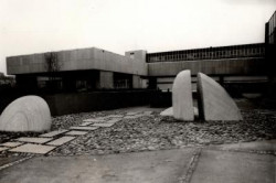 Dílo Řeka u zastávky metra Nádraží Holešovice v Praze