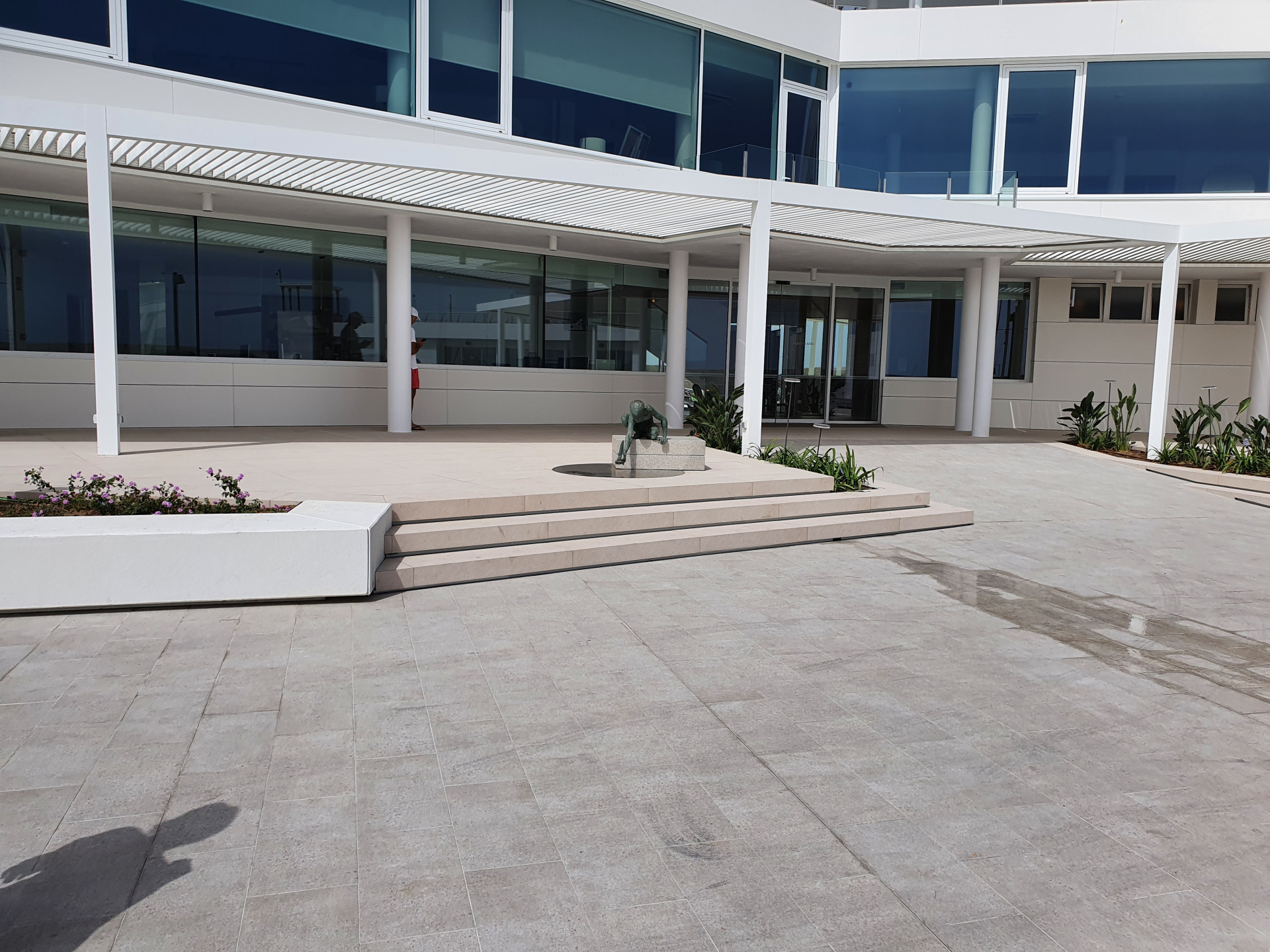 Z designových důvodů architekti ze společnosti abx arcquitectura nepoužili dlaždice ve formátu 60 × 60 cm, ale zvolili formát 30 x 60 cm. Dlaždice Piazzetta Outdoor byly nařezány podle požadavku přímo ve Španělsku