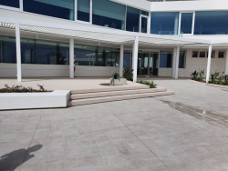 Z designových důvodů architekti ze společnosti abx arcquitectura nepoužili dlaždice ve formátu 60 × 60 cm, ale zvolili formát 30 x 60 cm. Dlaždice Piazzetta Outdoor byly nařezány podle požadavku přímo ve Španělsku