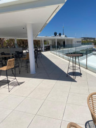 Zrekonstruovaná hlavní budova klubu Club Nàutic Port d'Aro v Platja d'Aro se nachází přímo na promenádě v Port d'Aro. Značka RAKO dodala dlaždice Piazetta Outdoor v šedé a béžové barvě pro kvalitní provedení venkovního prostoru