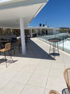 Zrekonstruovaná hlavní budova klubu Club Nàutic Port d'Aro v Platja d'Aro se nachází přímo na promenádě v Port d'Aro. Značka RAKO dodala dlaždice Piazetta Outdoor v šedé a béžové barvě pro kvalitní provedení venkovního prostoru