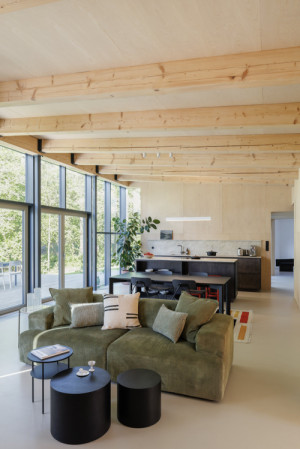 Na terasu se vstupuje z obytné části. (Dům inspirovaný australskou architekturou; Anna Koukolová architekti)