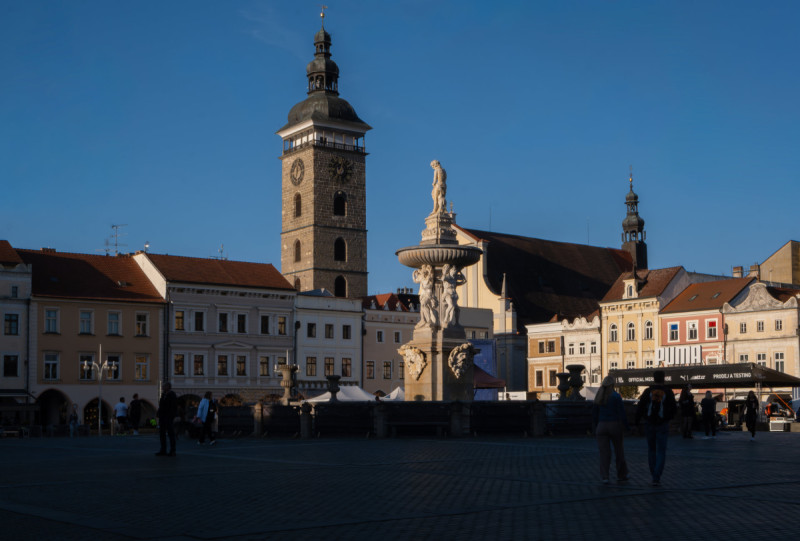Náměstí Přemysla Otakara II. lemují barokní domky s podloubím a zdobí ho Samsonova kašna, která je kulturní památkou.