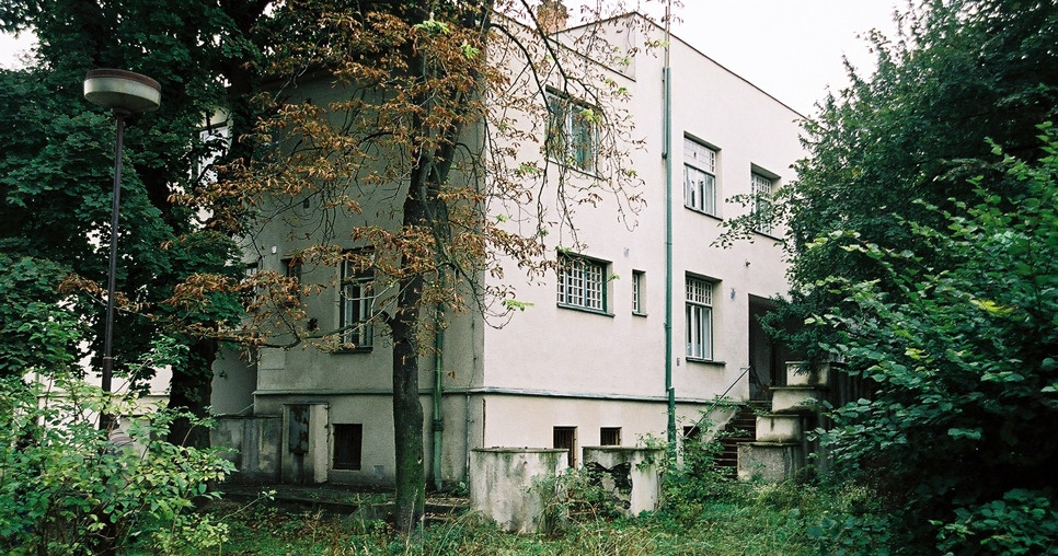 V Hrušovanech u Brna navrhl Adolf Loos mezi lety 1914-1918 vilu podnikatele Viktora Bauera. Foto Karel Šabata, 2003, zdroj: tugendhat.eu