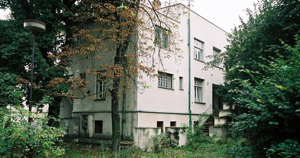 V Hrušovanech u Brna navrhl Adolf Loos mezi lety 1914-1918 vilu podnikatele Viktora Bauera. Foto Karel Šabata, 2003, zdroj: tugendhat.eu