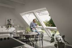 Elektricky ovládané výklopně-kyvné střešní okno VELUX INTEGRA ® GPU.