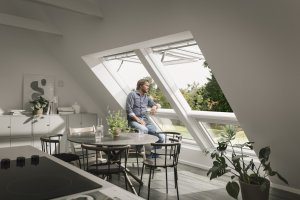 Elektricky ovládané výklopně-kyvné střešní okno VELUX INTEGRA ® GPU.