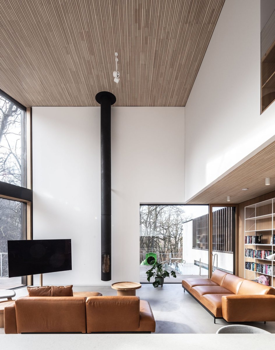 V obývacím pokoji si stísněně rozhodně nepřipadáte, místnost se totiž rozpíná přes dvě patra. (Dům Devín, plusminusarchitects)