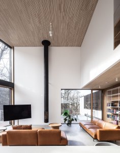 V obývacím pokoji si stísněně rozhodně nepřipadáte, místnost se totiž rozpíná přes dvě patra. (Dům Devín, plusminusarchitects)