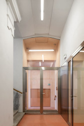 Pohled do chodby: dětské oddělení se nachází v patře. (Knihovna v Červeném Kostelci; Papundekl architekti)