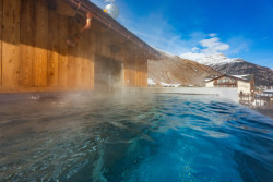 Nerezový bazén Imaginox s masážní lavicí pro hotel Damelis v Livignu