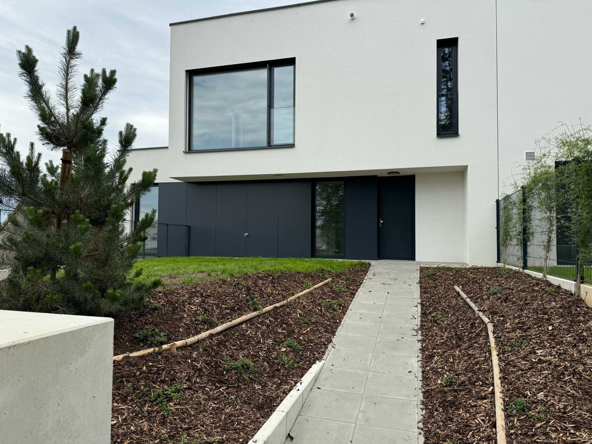 Díky pevnosti, odolnosti a různým tvarům i barvám dávají plechové fasády budovám jedinečný vzhled.