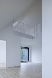 Nejvyšší podlaží nabízí loftové byty převýšené do podkrovní části. (Bytový dům Krušec, monom)