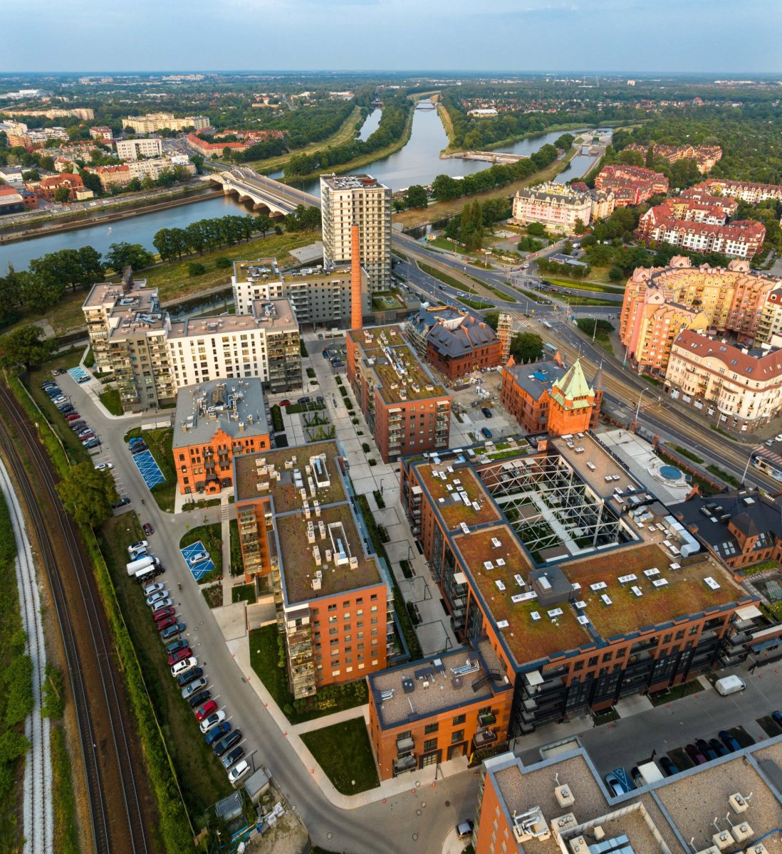 Revitalizace bývalého pivovaru přinesla nový život do městské čtvrti. Areál je nyní otevřený a průchozí pro pěší i cyklisty, poskytující atraktivní a živý prostor pro práci i odpočinek. (SRDK Studio, Vratislavské pivovary)
