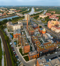 Revitalizace bývalého pivovaru přinesla nový život do městské čtvrti. Areál je nyní otevřený a průchozí pro pěší i cyklisty, poskytující atraktivní a živý prostor pro práci i odpočinek. (SRDK Studio, Vratislavské pivovary)