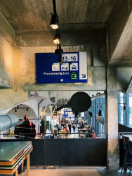 Jídlo, pití, smích, hlasy hovořících lidí a posezení na vlakové dráze s výhledem na město. Tak to vypadá na vlakové zastávce Bergweg. 