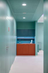 Interiér rehabilitačního centra CRIMED v Poděbradech od designérky Kateřiny Kersey a architektky Lucie Náhlovské