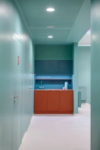 Interiér rehabilitačního centra CRIMED v Poděbradech od designérky Kateřiny Kersey a architektky Lucie Náhlovské